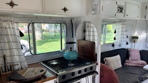 Cafetera y tetera, refrigerador, microondas y horno 
