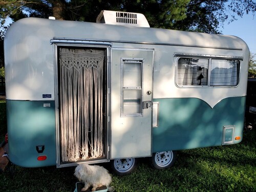 Beautiful Farmstay Hill Cottage and Tiny Equipped Camper in Maryland