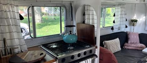 Cafetera y tetera, refrigerador, microondas y horno