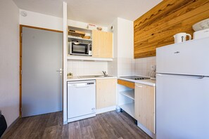 Kühlschrank, Mikrowelle, Ofen, Geschirrspüler