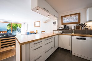 Jääkaappi, mikroaaltouuni, uuni, astianpesukone