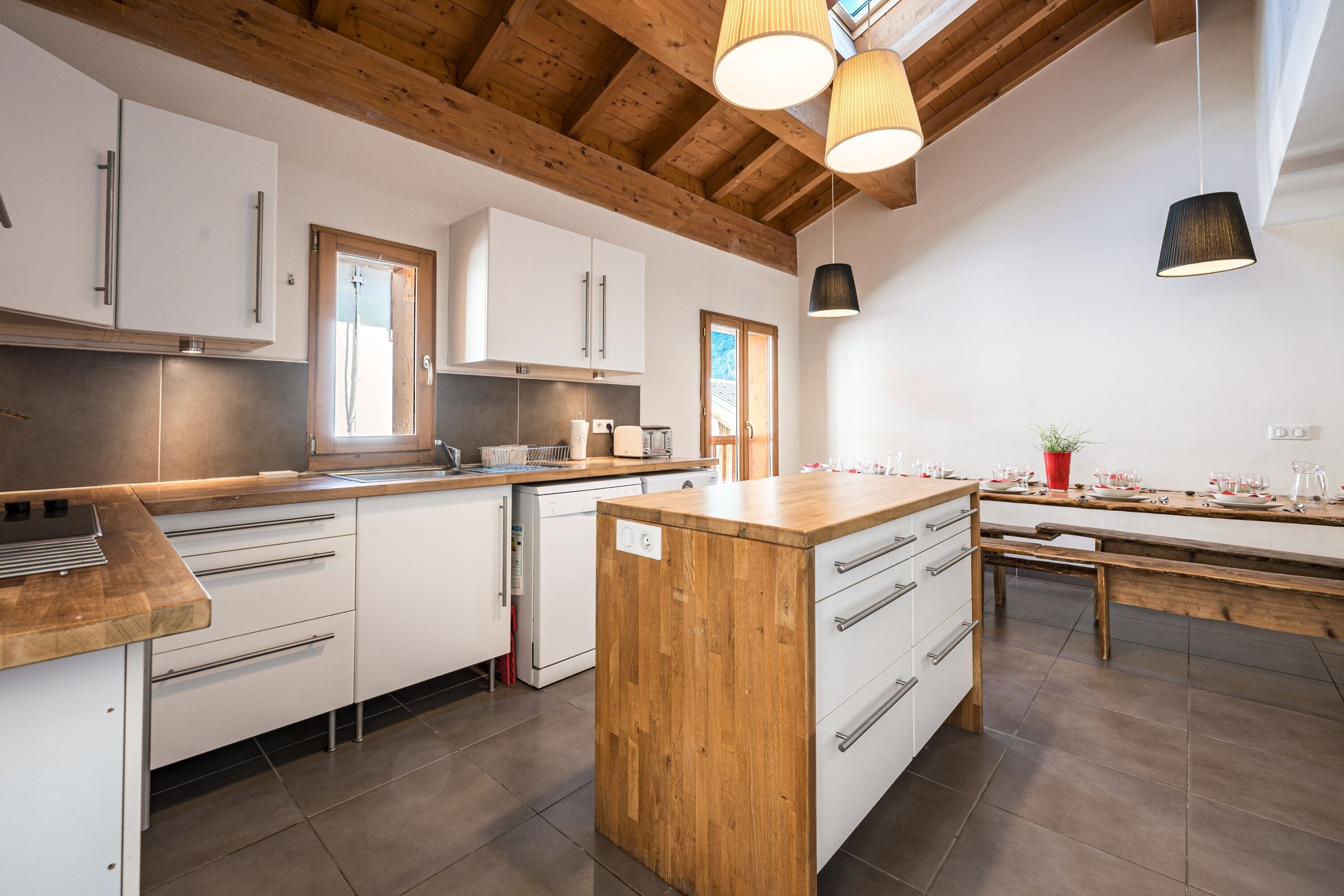 Kylskåp, mikrovågsugn, ugn och diskmaskin