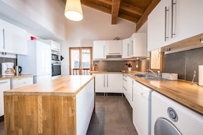 Jääkaappi, mikroaaltouuni, uuni, astianpesukone