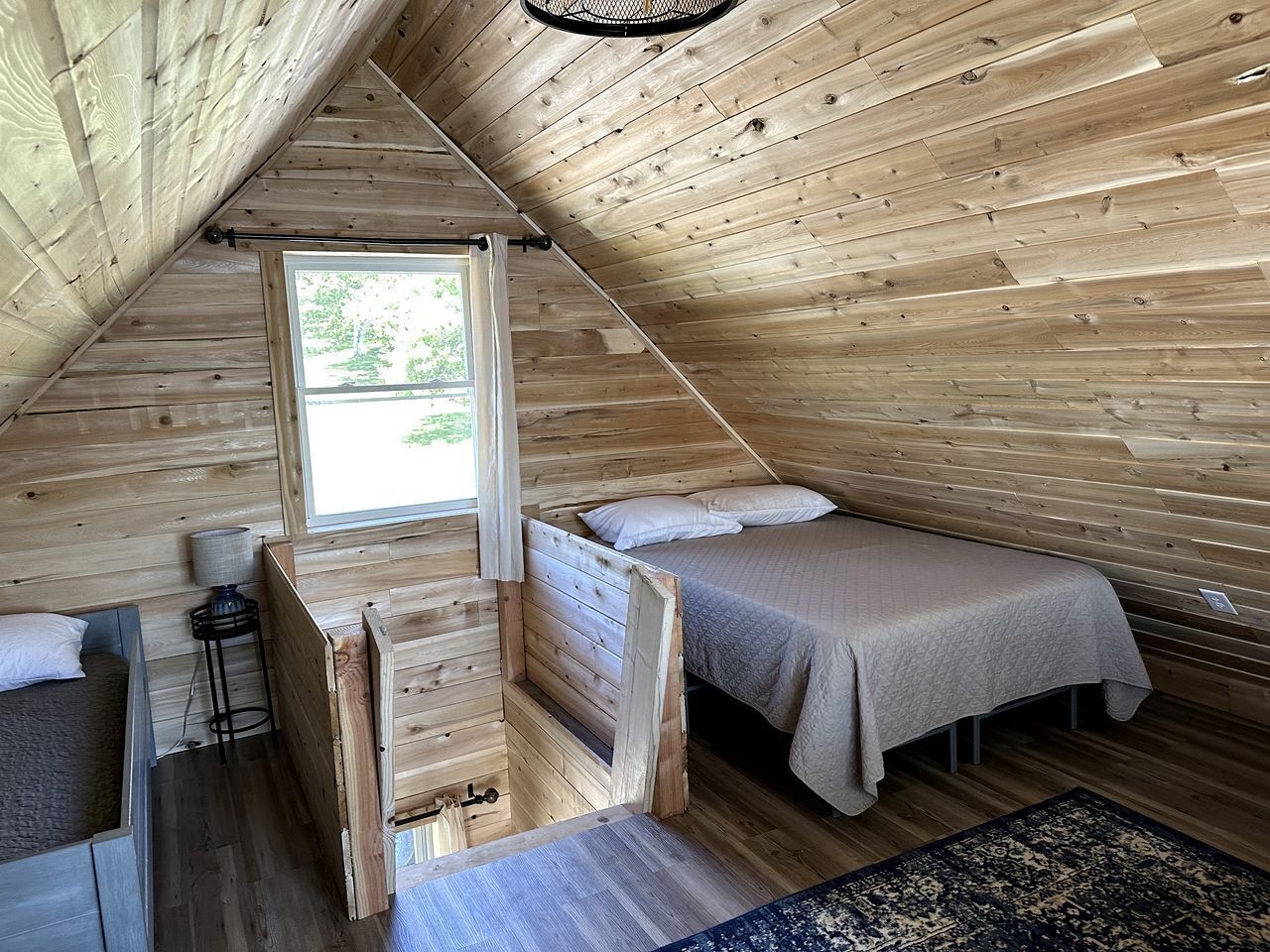 2 bedrooms, desk, WiFi, bed sheets