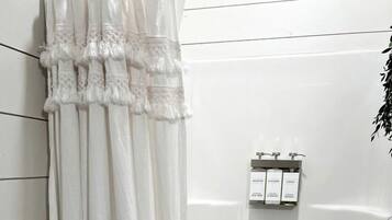 Séchoir à cheveux, serviettes fournies, savon, shampooing