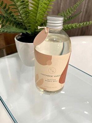 Haartrockner, Handtücher, Seife, Shampoo
