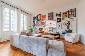 Een televisie en een stereo