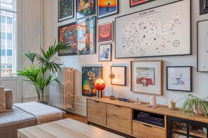 Een televisie en een stereo