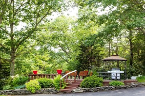 Property grounds - Sunny Room with a Private Deck in a Bed and Breakfast near Camden Hills State Park, Maine (Lincolnville)
