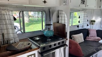 Cafetera o tetera, frigorífico, horno y placa de cocina