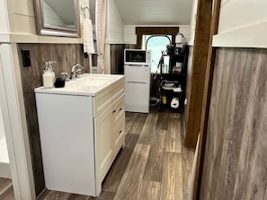 Refrigerador, cafetera y tetera y utensilios de cocina 