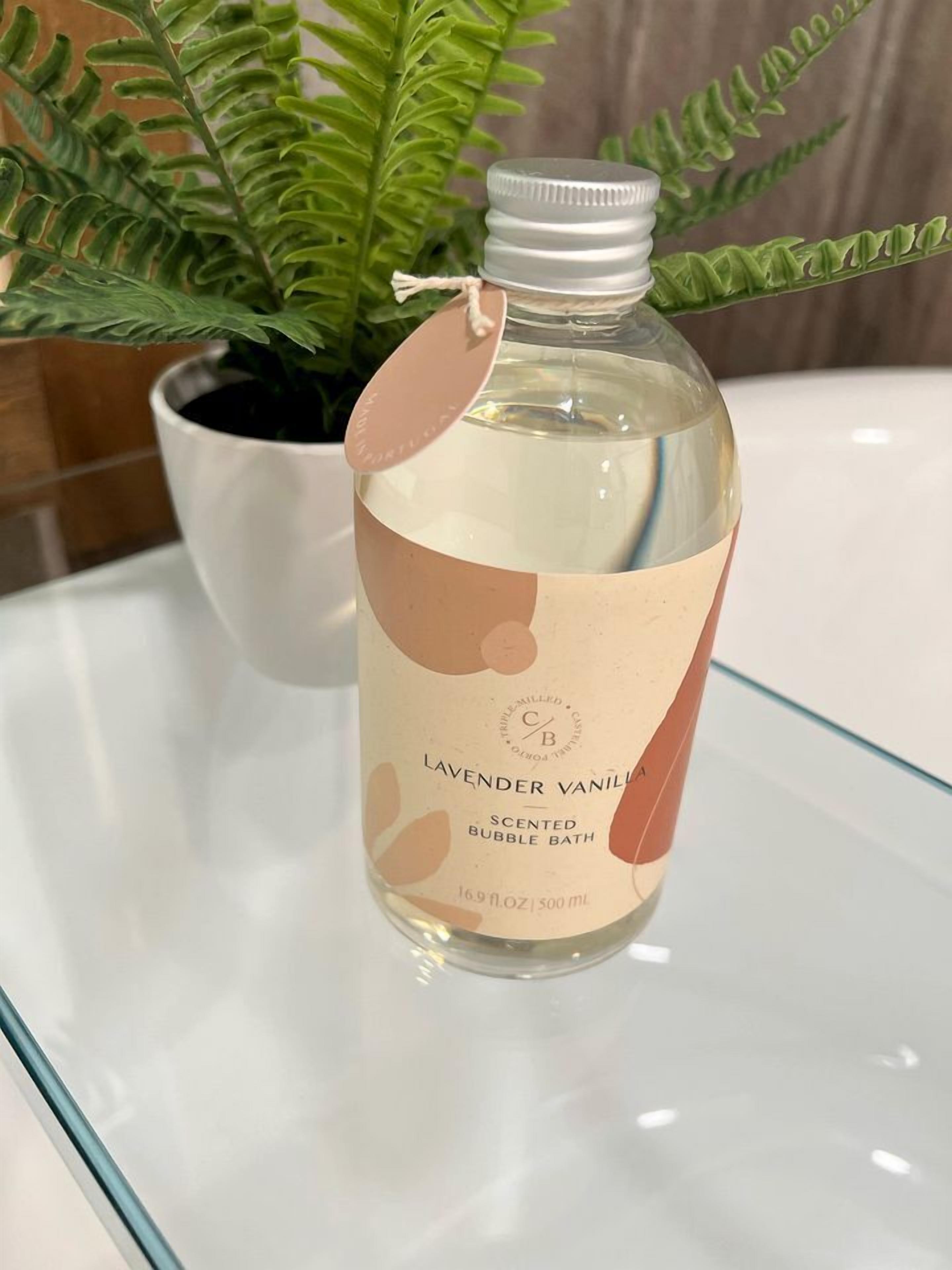 Haartrockner, Handtücher, Seife, Shampoo