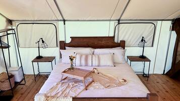 1 bedroom, bed sheets