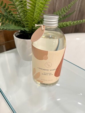 Vasca idromassaggio, asciugacapelli, asciugamani, sapone