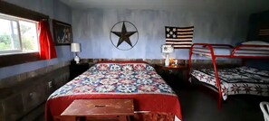 Escritorio y ropa de cama