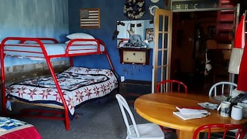 2 bedrooms, desk, bed sheets