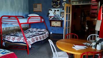 2 bedrooms, desk, bed sheets