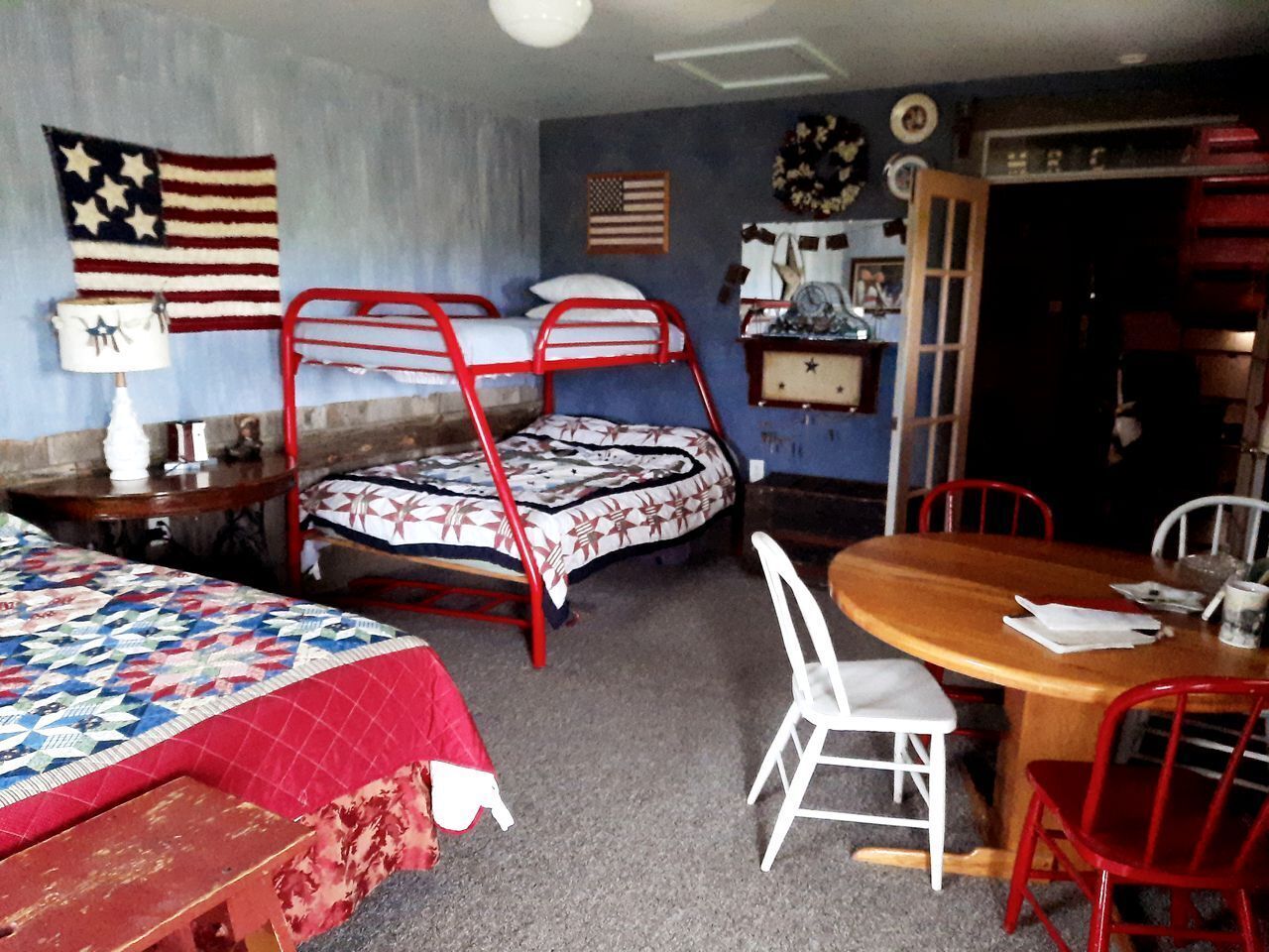 2 bedrooms, desk, bed sheets