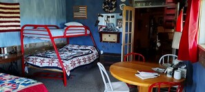 2 dormitorios, escritorio, ropa de cama