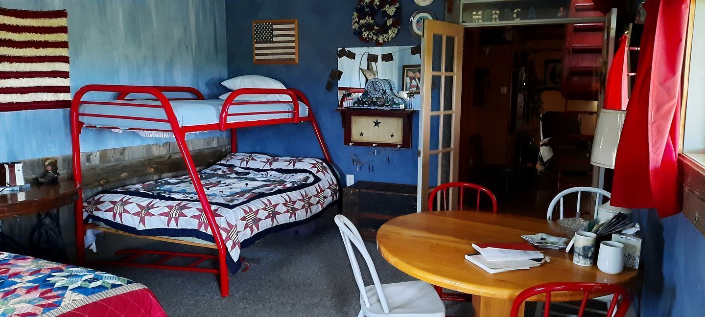 2 soverom, skrivebord og sengetøy