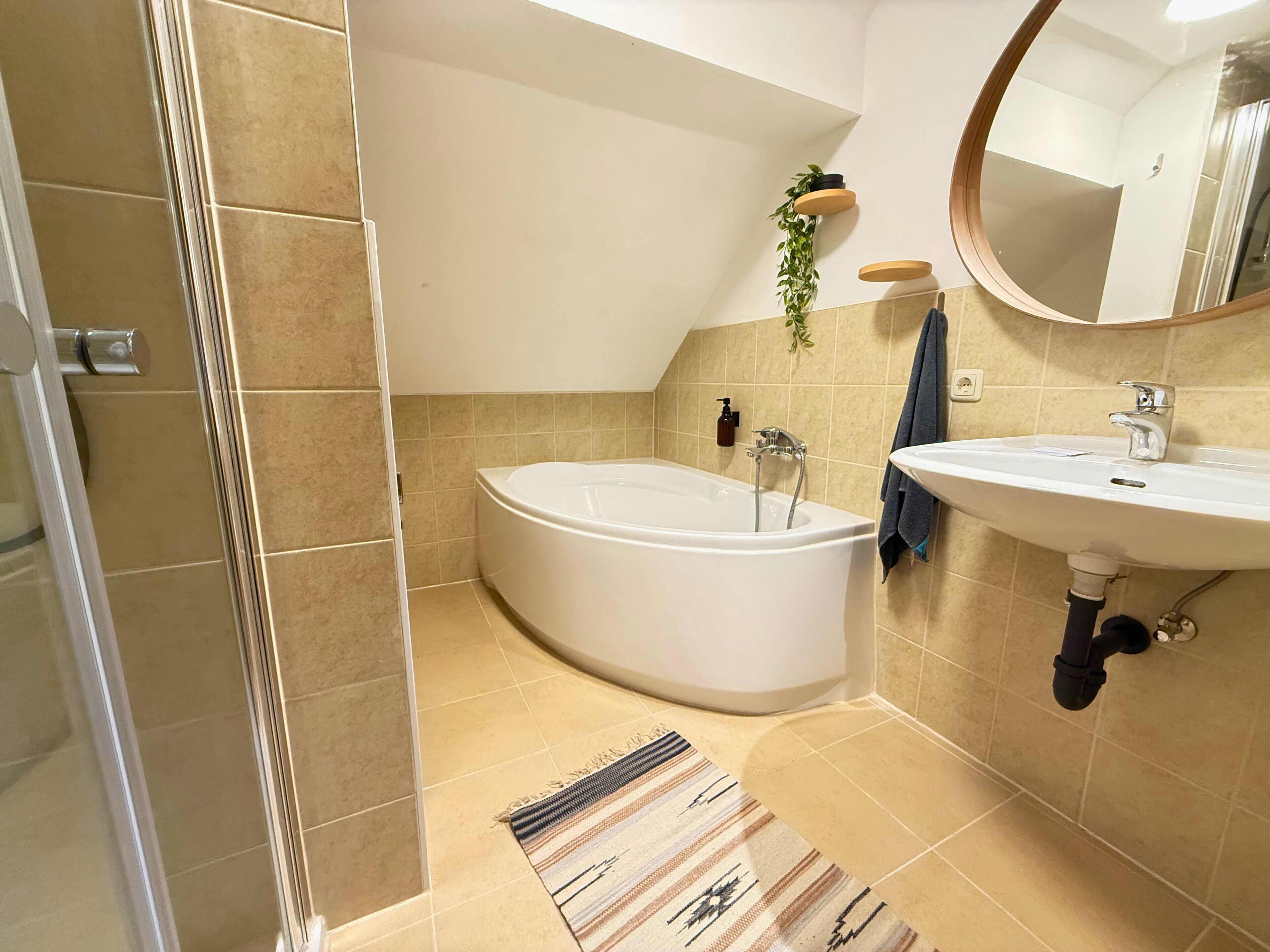 Haartrockner, Handtücher, Seife, Shampoo