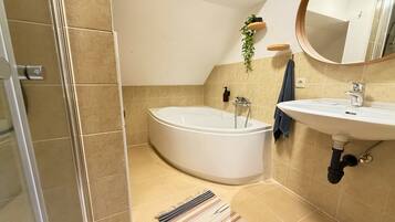 Haartrockner, Handtücher, Seife, Shampoo