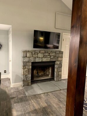 Interior - Sweet Chic Farm Cottage with Pool, Hot-Tub and Beautiful Sunsets in Maryland (Darnestown)