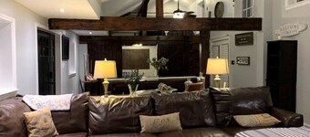 Sweet Chic Farm Cottage with Pool, Hot-Tub and Beautiful Sunsets in Maryland