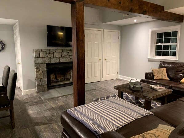 تلفزيون، مدفأة، ألعاب فيديو، مشغل دي في دي