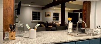 Sweet Chic Farm Cottage with Pool, Hot-Tub and Beautiful Sunsets in Maryland