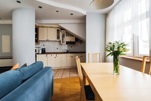 Apartamento, vista para a cidade | Área de estar