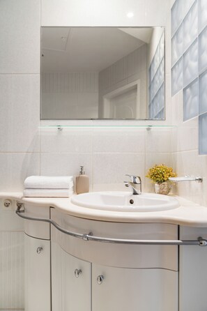 Apartamento, vista para a cidade | Banheiro