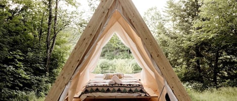 1 bedroom, desk, WiFi, bed sheets