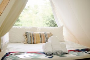 1 bedroom, desk, WiFi, bed sheets - Idyllic Safari Tent with Sauna and Amazing Views in North Woodstock, New Hampshire (North Woodstock)