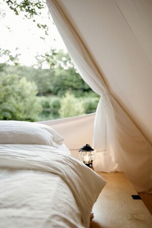 1 bedroom, desk, WiFi, bed sheets