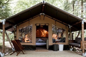 Terrace/patio - Impressive Romantic Safari Tent with Outdoor Sauna in New Hampshire (North Woodstock)