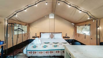 1 bedroom, bed sheets
