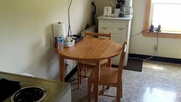 Refrigerador, microondas, cafetera y tetera y tostadora