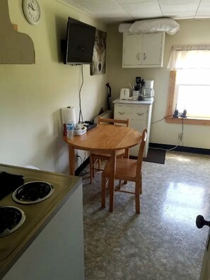 Refrigerador, microondas, cafetera y tetera y tostadora 