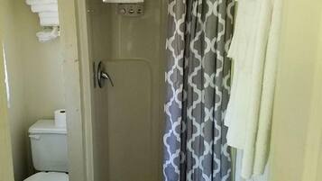 Toallas, jabón, shampoo, papel de baño