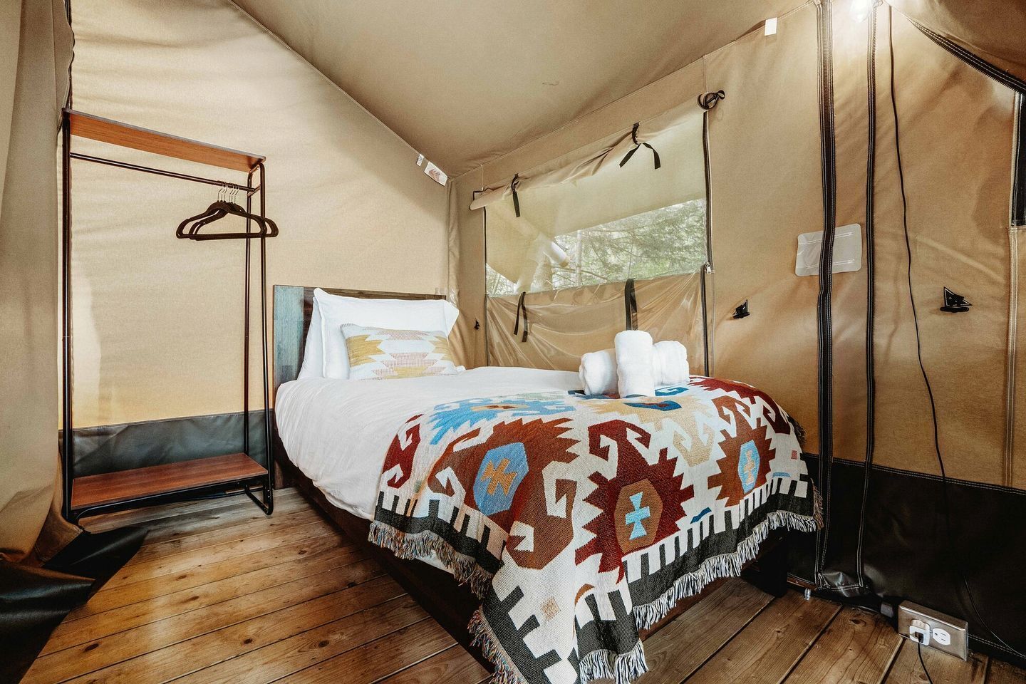 1 bedroom, desk, WiFi, bed sheets