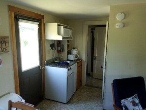 Een koelkast, een microgolfoven, een koffiezetapparaat/waterkoker