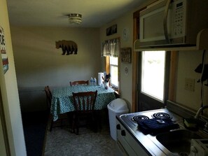 Een koelkast, een microgolfoven, een koffiezetapparaat/waterkoker