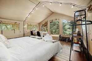 2 bedrooms, desk
