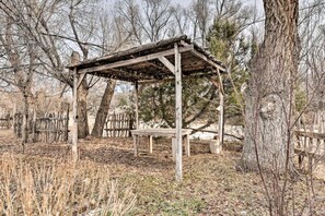 Property grounds - Studio-Style Log Cabin near Carson National Forest, New Mexico (San Cristobal)