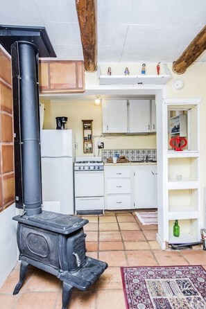 Køleskab, mikrobølgeovn, kogeplade, kaffe-/temaskine