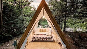 1 bedroom, desk, bed sheets