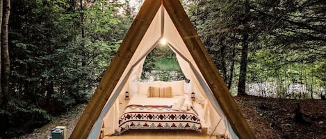 1 bedroom, desk, bed sheets