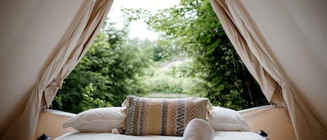 1 bedroom, desk, bed sheets