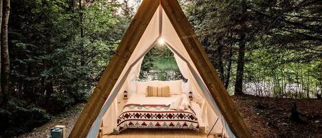 1 bedroom, desk, bed sheets